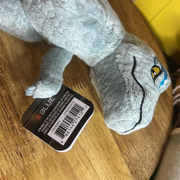Universal Studios | Jurassic World | Blue the velociraptor Plushie - Picture 6 of 15